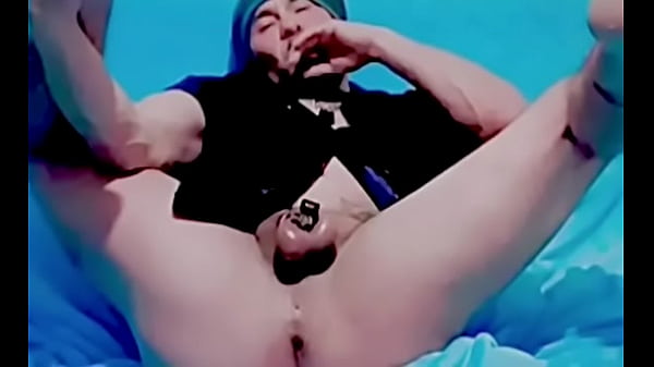 Marica sumiso muestra su peque&ntilde_o cl&iacute_toris enjaulado en castidad y se pica su panochita apretada