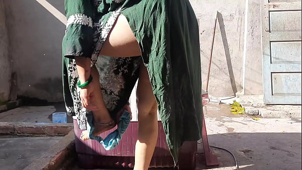 Play MP4 - Sexy big boobs bhabhi is bathing