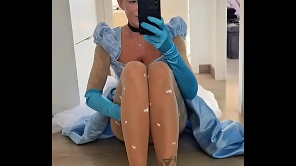 Nonton Zoom Sur Ma Petite Chatte thumbnail