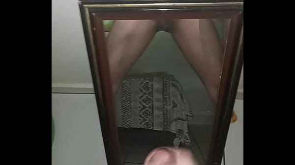 Novinho gostoso gozando no espelho 