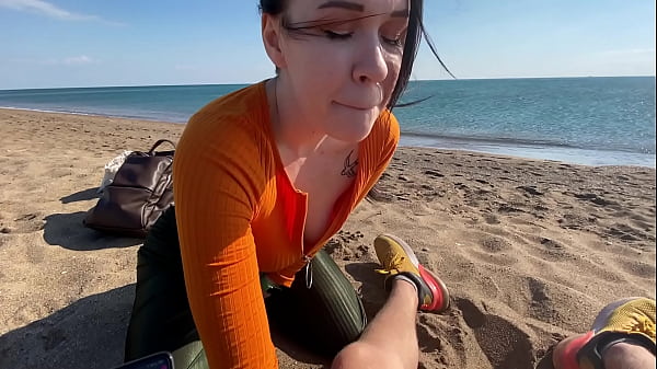 Play MP4 - Babe at the beach was up for sucking