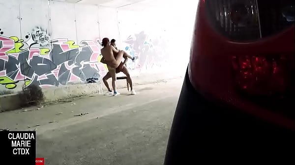 Follando en un_lugar entre graffiti. Mi prima follando en el_exterior