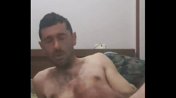 Play MP4 - A pap&aacute; le encanta pajearse y soltar toda la leche antes de que le exploten los huevos