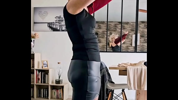 Nonton Dans Ma Jupe En Cuire Et Mes Porte Jarretelle thumbnail