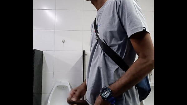 APROVEITANDO PARA BATER UMA NO BANHEIRO. 