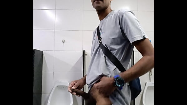 MAIS PUNHETA NO BANHEIRO.