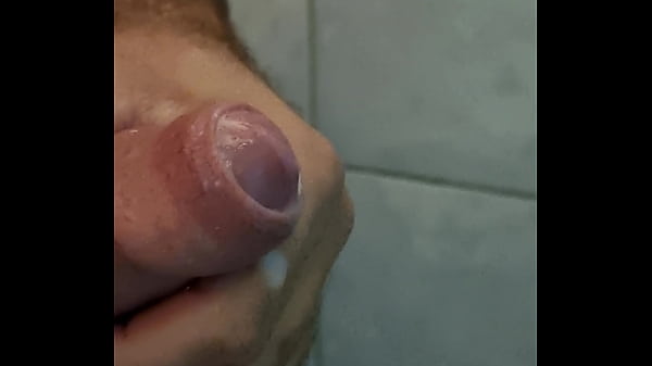 Batendo uma no banheiro 