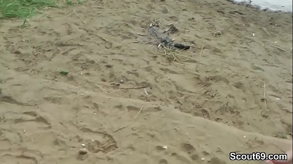 Play MP4 - Fremder erwischt Teeny am Baggersee und bekommt einen Fick