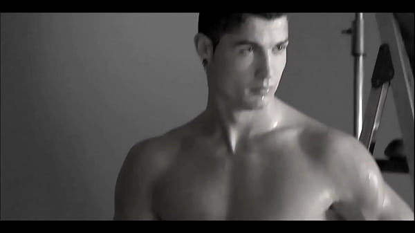 Play MP4 - Momentos sensuais do meu macho sacudo Cristiano Ronaldo&period; Esse da&iacute; &eacute; o tipo de gostoso que eu deixo me foder&comma; bater&comma; cuspir e jatar esperma na minha boca&period; Sonho de ser o dep&oacute;sito do esperma dele