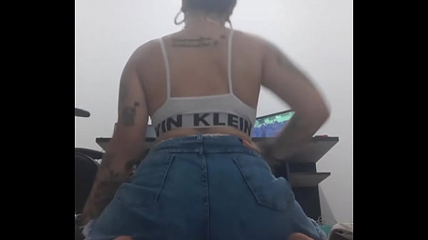 Novinha dan&ccedil;ando