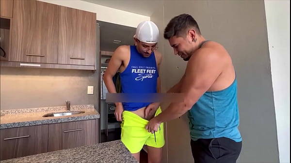 Platicamos con este Vergon sobre su miembro enorme antes de que nos rompiera el culo 