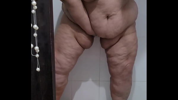 Coolmarina Meada_en la ducha y juegos conel brildor