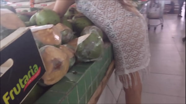 Play MP4 - Kellenzinha casada enlouquece e vai fazer exibicionismo no mercado publico lotado