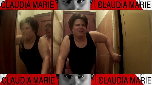 Me pongo cachonda con mi novio al llegar a casa y terminocomiendole la polla_en la entrada