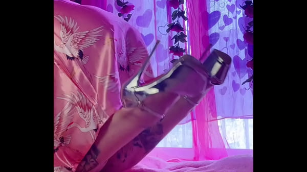 Nonton Pink Plaid And Silver Heels thumbnail