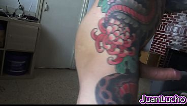 Chulazo Se La Pela En El Sofa De Casa thumbnail