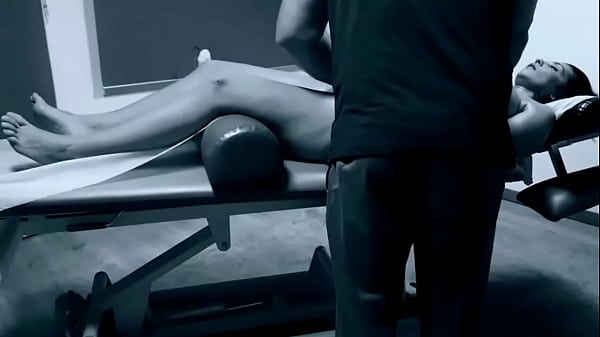 El se pone tan cachondo con el cuerpo de ella que la acaba corriendo 