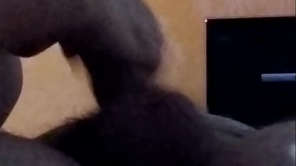 Play MP4 - Japa ninfeta chupando a pica do seu meio-irm&atilde;o escondido enquanto todos dormem ao lado&comma; ainda engoliu a leite