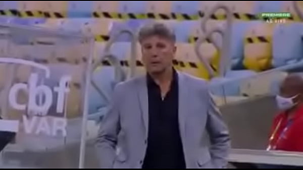 Negao come o cu de velho arrogante na frente de todo mundo 