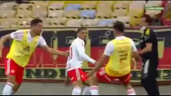 Negao come o cu de velho arrogante na frente de todo mundo 