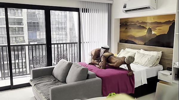 Play MP4 - Novinho sofre na pica do sheik dotado