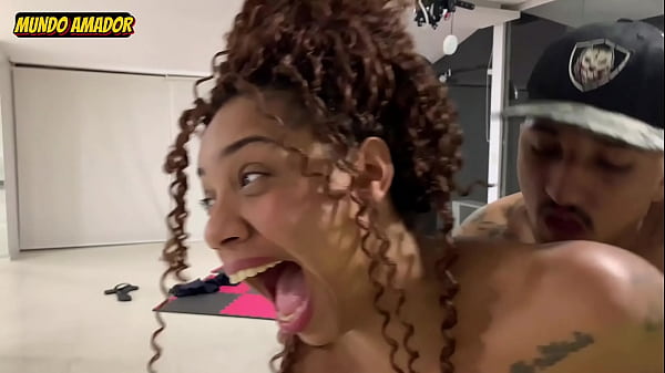 Ele chegou na_cara dura e socou rola_na mulher que o_amigo estava comendo