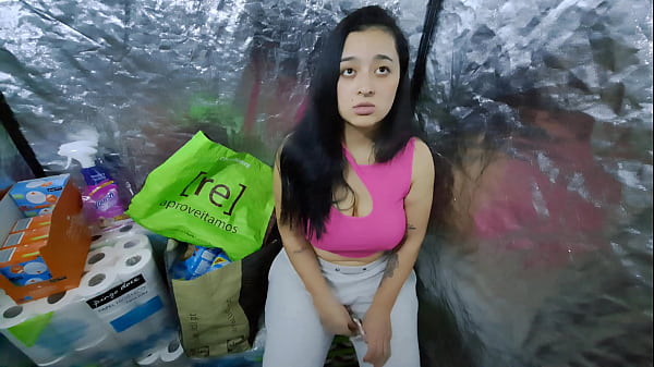 Inmigrante se esconde en la despensa y recibe corrida interna