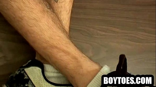 Play MP4 - Amateur hunk jerking off and showing his feet