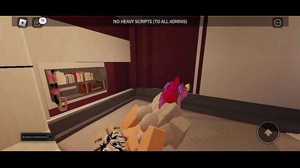 Levando cacete do meu amigo no roblox 