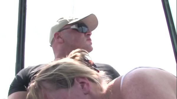 Segue la sorellastra e se la scopa sulla teleferica 