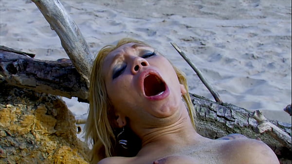 Cock hungry amateur blondie fucked on the beach