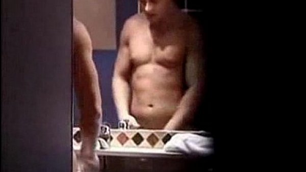 Espiando o sarad&atilde;o tomar banho e bater punheta 