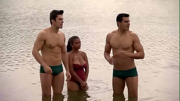 Gostosos com volume na sunga verde 