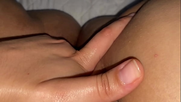 Latina desnuda se toca y mete los dedos hasta llegar al orgasmo