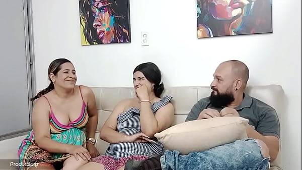 Hago realidad fantas&iacute;a sexual de mi esposo mientras el sale empiezo acariciarme el co&ntilde;o junto con mi mejor amiga nos empezamos a masturbar y hacernos oral