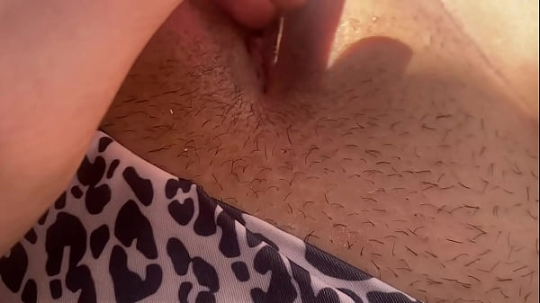 El d&iacute;a soleado me pone cachonda y me froto el clitoris hasta meterme lo dedos hasta el orgasmo