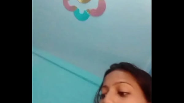 LADKI_UNGLI KAR RAHI THI MIMMY_AA GYI