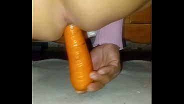 Mi Culito Comiendo Una Zanahoria thumbnail