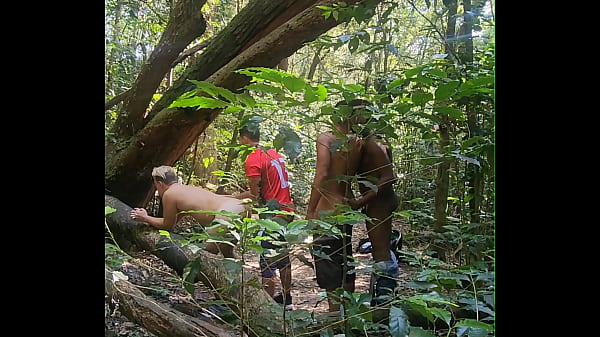 Putos s&atilde;o flagrados fodendo no meio do mato e fazendo troca-troca 