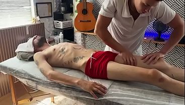 Magrelo tatuado chupando o massagista at&eacute; ele gozar 