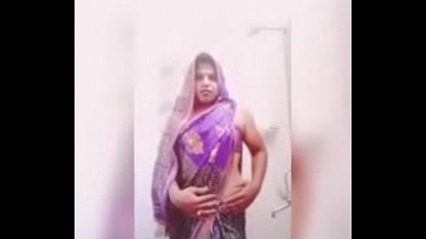 Play MP4 - Sexy shemale in saree