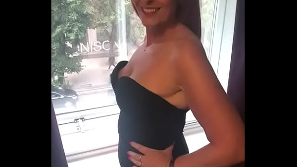 Nonton Milf Shows What She Has Got thumbnail