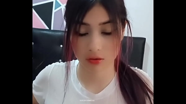 CHICA SE MASTURBA Y MUESTRA SUS GRANDES TETAS