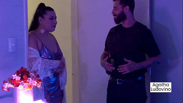 Policial invade uma festa_após uma denuncia anonima e flagra duasnovinhas transando