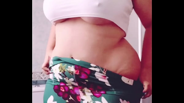 desnuda vistiéndose en el baño