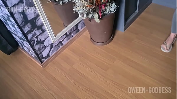 Testing the qween goddess's foot *** short ***
