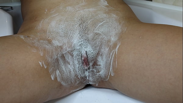 Play MP4 - Shaving a hairy pussy with a trimmer and a razor with shaving foam&excl; Runway&excl; Close-up&excl; FREE&excl;