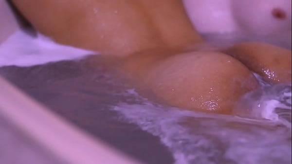 La estrecha conexión_entre el_estudiante y la_madre de su amiga los llevaba a_vivir experiencias únicas en el apartamento