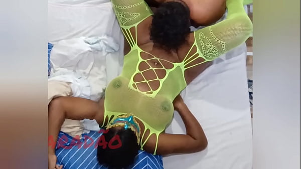 Puta gozando na minha boca 