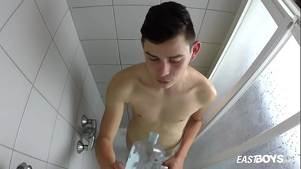 Play MP4 - Roger Cossey - Day 1 - Shower